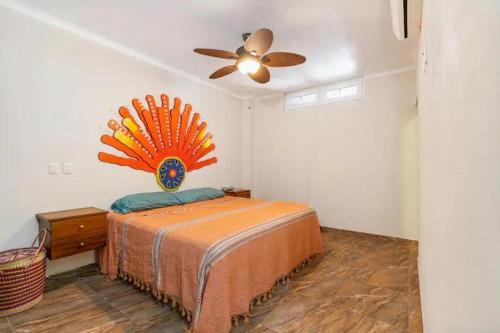 巴拉德纳维达Tai Condo 2的一间卧室配有一张床和吊扇