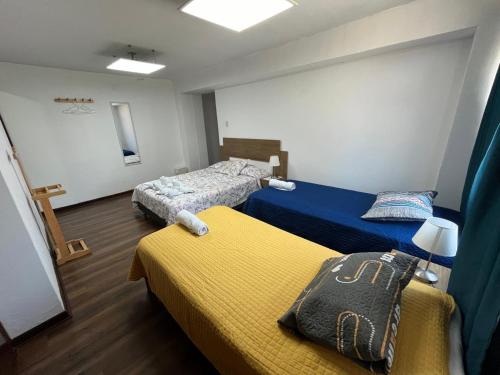 利马Harmony Inn Miraflores的一间客房内配有两张床的房间