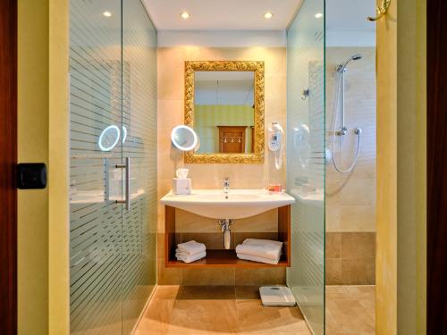 科斯特曼诺Boffenigo Panorama & Experience Hotel的一间带水槽和淋浴的浴室