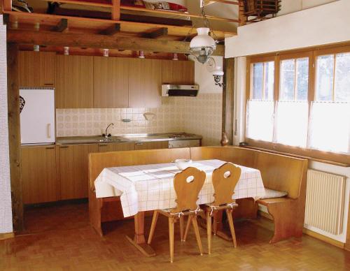 韦尔科兰La Montagnette, VERCORIN的厨房配有桌子和两把椅子