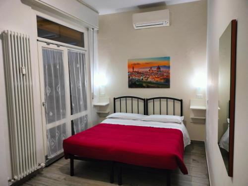 佛罗伦萨佛罗伦萨格里洛狄食宿酒店的一间卧室设有红色的床和窗户。