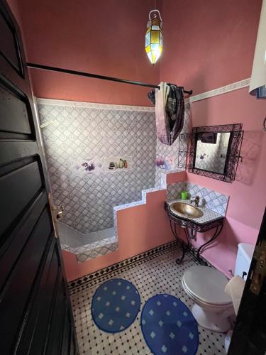 马拉喀什Riad Paolo Piscine Palmeraie的一间带水槽和卫生间的浴室