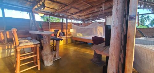 喀巴里特Mini Lodge的一间客房内配有床和桌子的房间