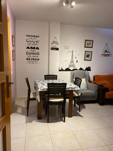 托里代巴拉apartamento a 5 minutos playa andando的一间带桌椅和沙发的用餐室