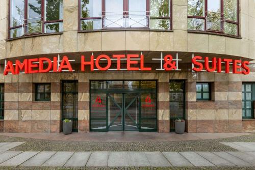 莱比锡Amedia Hotel & Suites Leipzig, Trademark Collection by Wyndham的建筑一侧有标志的酒店