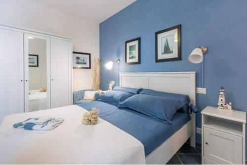 圣卡特琳娜迪纳德Residence Le Cenate的蓝色卧室设有一张带蓝色墙壁的大床