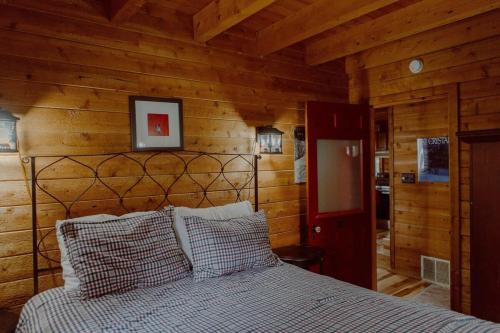 ThompsonvilleCrystal Mountain Cabin Get Away的木制客房内的一间卧室,配有一张床