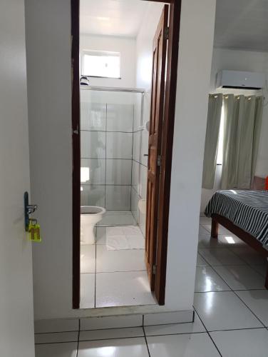 博阿维斯塔Hotel Monte Arau的一间带卫生间和玻璃门的浴室