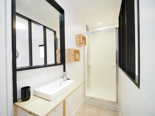 蒙塔尼亚克GITE DE LA TRUFFIERE "Les Chênes"的一间带水槽和窗户的浴室