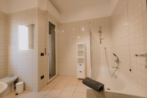 维罗纳Arena Luxury Apartment的带浴缸、淋浴和盥洗盆的浴室