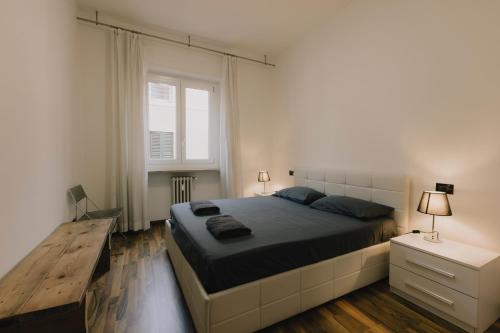 维罗纳Arena Luxury Apartment的一间卧室设有一张大床和一个窗户。