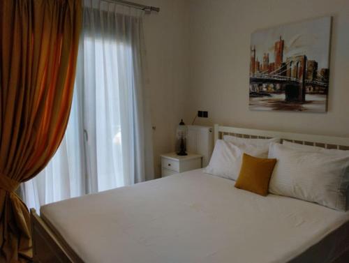 约阿尼纳XΡΗΣΤΟΣ house的卧室配有白色的床和窗户。