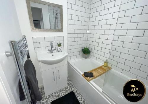 CrontonBee Stays - Afton House的白色的浴室设有水槽和浴缸。