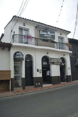 OcañaHotel Boutique Doña Maria的街道边的商店