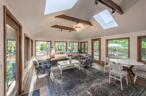 克利夫兰Log Cabin - Natures Oasis - Fire Pit & Gazebo的客厅配有桌椅和窗户。
