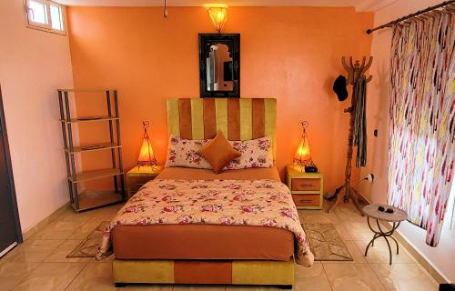 沃利迪耶Maison de la Lagune的一间卧室配有一张床和两盏灯。