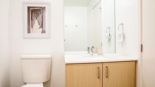 奥克兰Landing Modern Apartment with Amazing Amenities (ID2480X10)的一间带卫生间和水槽的浴室