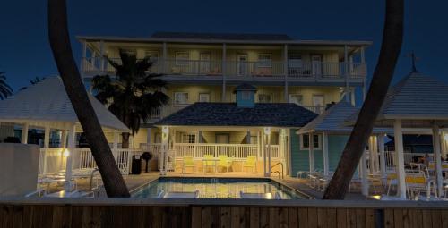 阿兰瑟斯港Seashell Village Resort near the beach with kitchens的一座大房子,前面设有一个游泳池