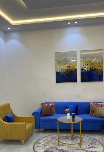努瓦克肖特MN’s villa的客厅配有蓝色的沙发和桌子