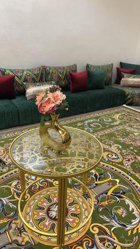 努瓦克肖特MN’s villa的客厅配有沙发和一张带花卉的桌子