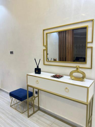 努瓦克肖特MN’s villa的梳妆台,配有镜子和蓝色凳子