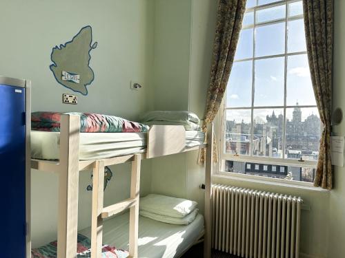 爱丁堡Castle Rock Hostel - Adults Only的宿舍间设有双层床和窗户。