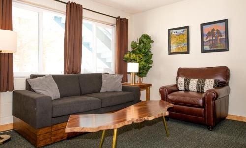 六月湖海鸥湖旅舍的客厅配有沙发和椅子