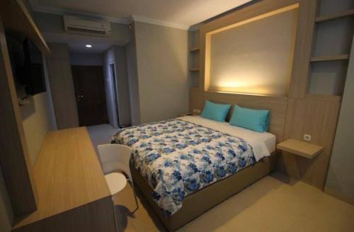 泗水D’Coz Surya Living Pakuwon的小卧室配有带蓝色枕头的床