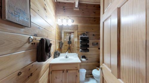 赛维尔维尔Hunter Jack's的浴室设有木墙、水槽和卫生间。