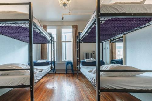 温哥华盖斯镇甘比街旅舍的一间设有三张双层床的客房