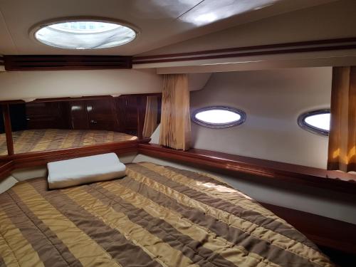 埃拉特Top Luxury Exclusive Fully air conditioned 3bdr Yacht的船后方的卧室,配有两张床