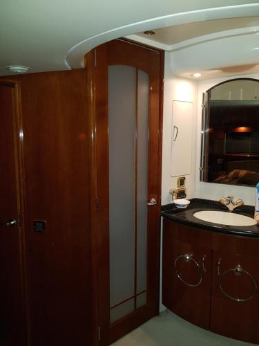 埃拉特Top Luxury Exclusive Fully air conditioned 3bdr Yacht的一间带水槽和镜子的浴室