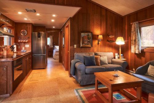 Camp ShermanHouse on Metolius的带沙发和冰箱的客厅