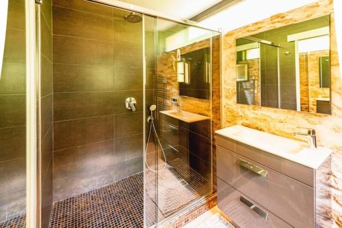 卡拉隆加Can Bet的带淋浴、盥洗盆和镜子的浴室