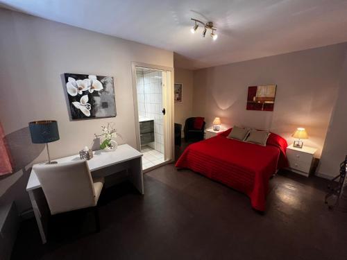 瑟尼拉伯恩青年旅舍的一间卧室配有红色的床、一张桌子和一张书桌
