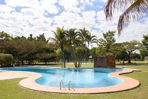 伊图克鲁亚斯旅馆的棕榈树公园内的游泳池