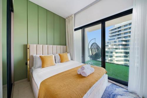 迪拜Stunning 3 Bedroom Apartment In Binghatti Creek的一间卧室设有一张床和一个大窗户