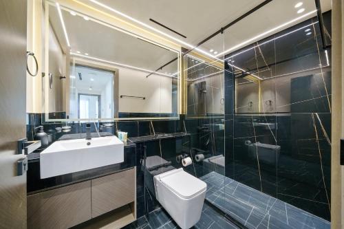 迪拜Stunning 3 Bedroom Apartment In Binghatti Creek的浴室配有卫生间、盥洗盆和淋浴。