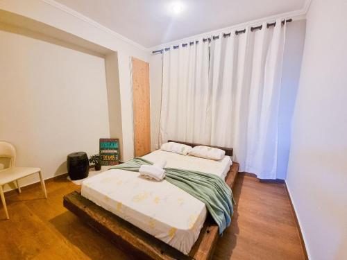 迪亚曼蒂纳Cantinho的一间卧室设有两张床和窗户。
