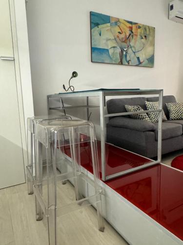 安科纳Civico 45的带沙发和玻璃桌的客厅