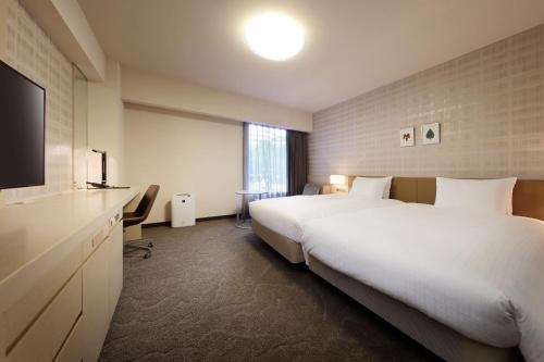 福岛福岛站前里士满酒店的酒店客房设有两张床和一台平面电视。