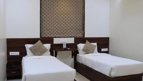 瓜廖尔Sengar's Inn的客房内的两张床和白色床单