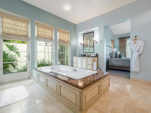 兰乔帕洛斯弗迪斯Terranea Resort的带浴缸的大浴室和卧室