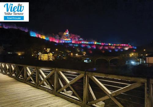 大特尔诺沃The View Veliko Tarnovo Townhouse的夜晚带灯光的城市景观