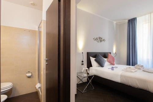 罗马Cloud 9 Hotel的酒店客房设有一张床和一个卫生间。