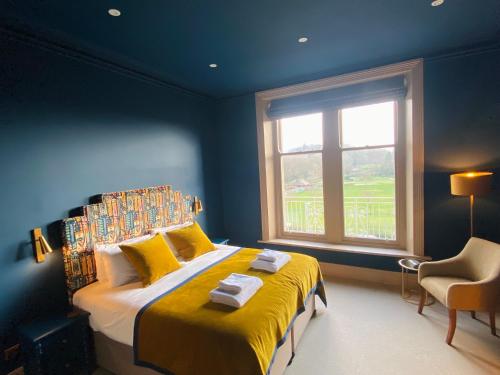 凯西克Fellpack House的一间卧室配有一张带黄色床单的床和一扇窗户。
