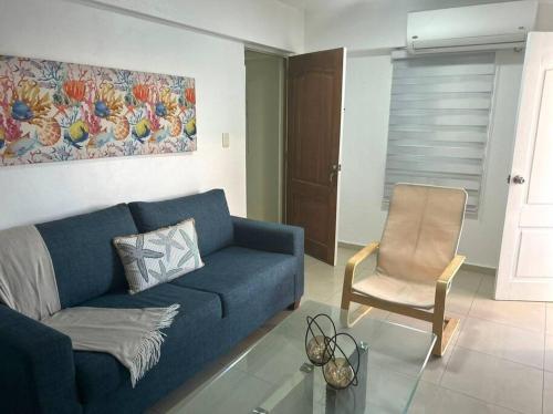 El HigoHermoso Alojamiento Boca Chica的客厅配有蓝色的沙发和椅子