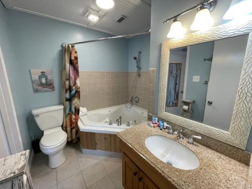 格尔夫海岸Paradise PRN的浴室配有盥洗盆、卫生间和浴缸。