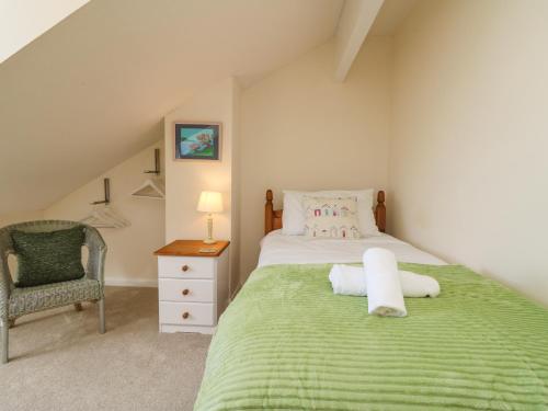 波思利文Sea Star的一间卧室配有绿色的床和椅子