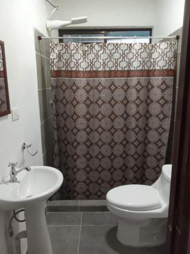 别霍港BARI Campings resort的一间带卫生间和淋浴帘的浴室